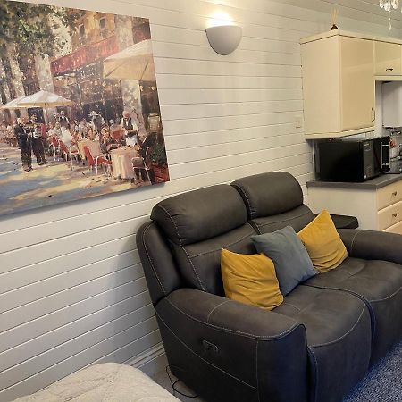 Cosy Cabin By The Seaside With Hot Tub Appartamento Birchington-on-Sea Esterno foto
