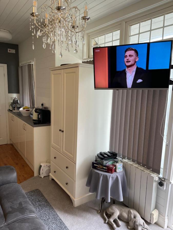 Cosy Cabin By The Seaside With Hot Tub Appartamento Birchington-on-Sea Esterno foto
