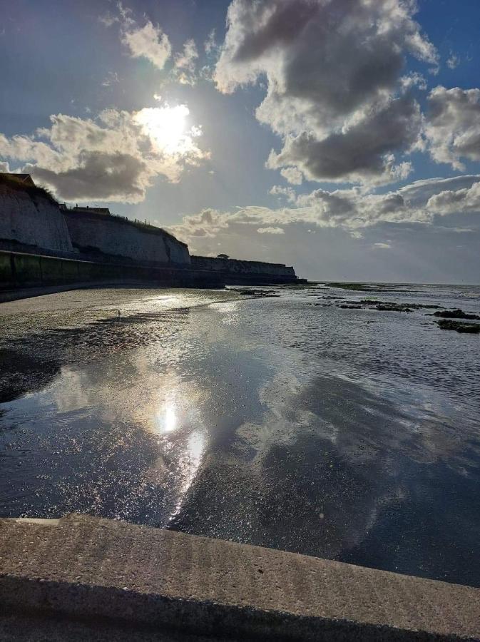 Cosy Cabin By The Seaside With Hot Tub Appartamento Birchington-on-Sea Esterno foto