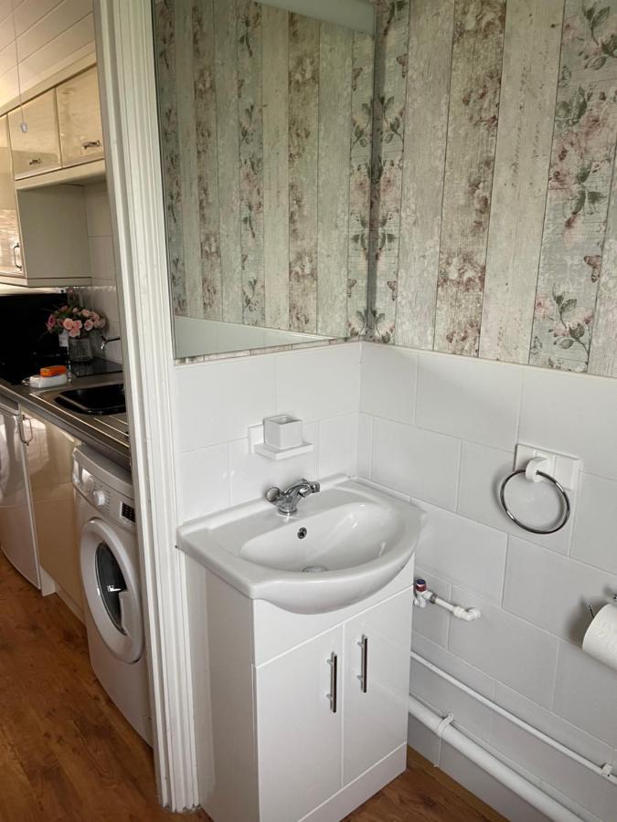 Cosy Cabin By The Seaside With Hot Tub Appartamento Birchington-on-Sea Esterno foto