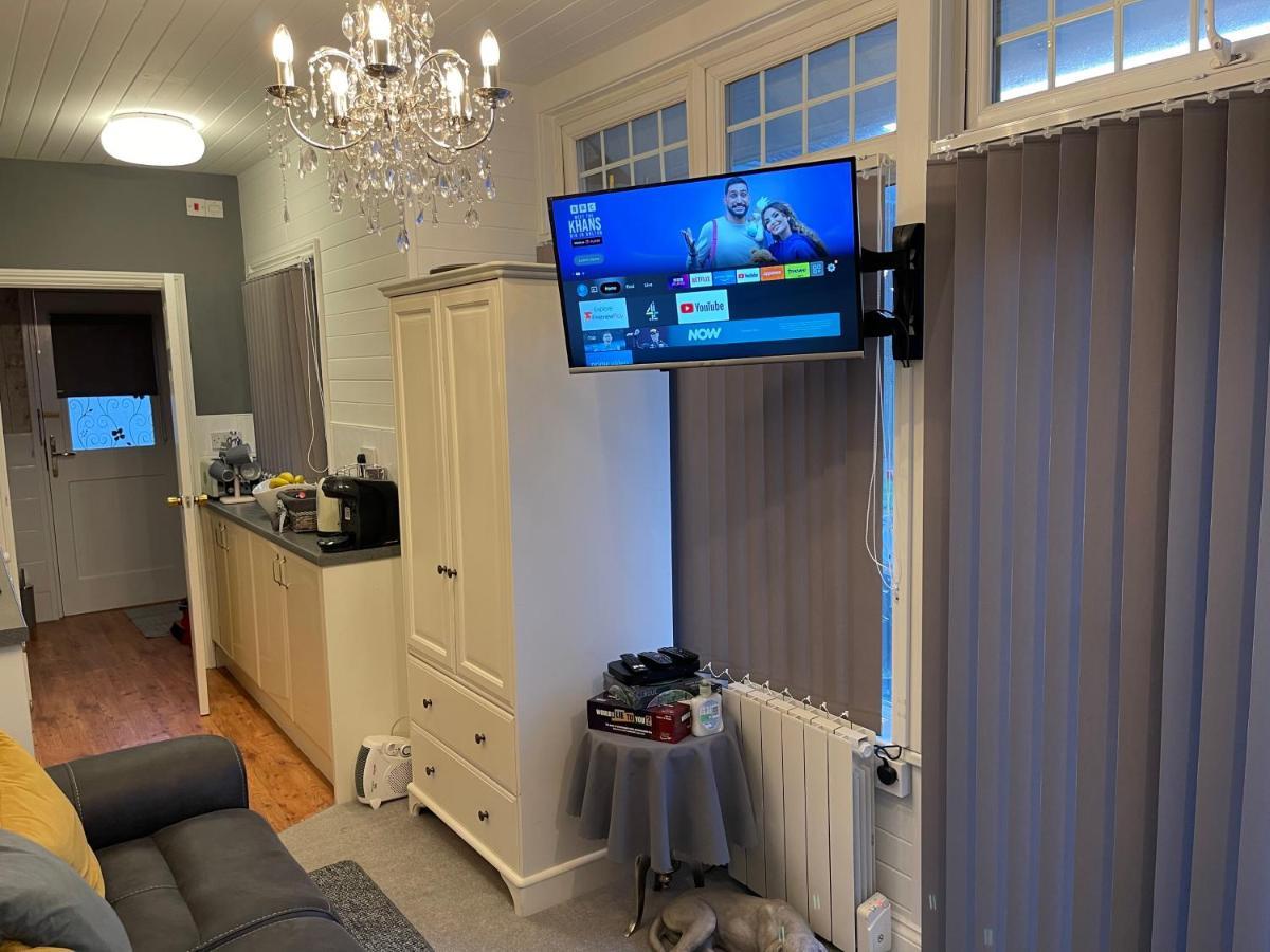 Cosy Cabin By The Seaside With Hot Tub Appartamento Birchington-on-Sea Esterno foto