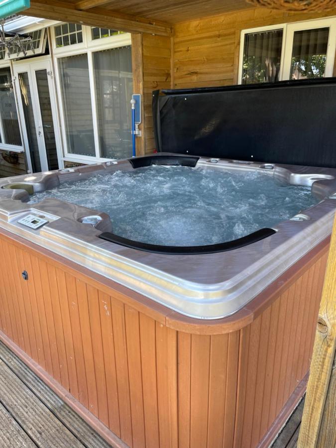 Cosy Cabin By The Seaside With Hot Tub Appartamento Birchington-on-Sea Esterno foto